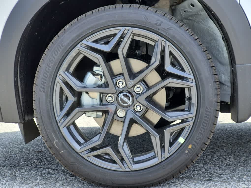 2026 Nissan Kicks SR - Aspen White Tricoat/Super Black exterior view 6