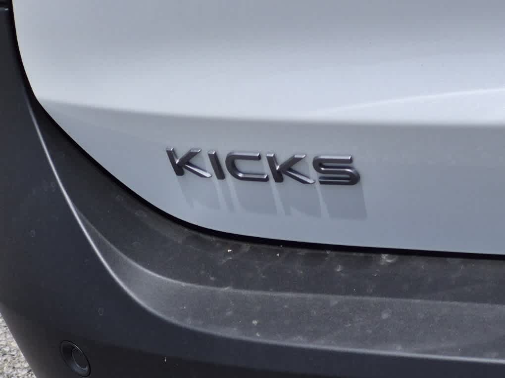 2026 Nissan Kicks SR - Aspen White Tricoat/Super Black exterior view 18