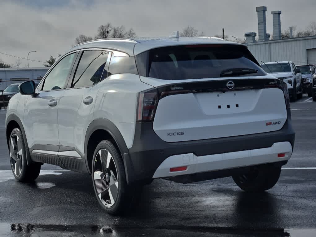 2025 Nissan Kicks SR - Aspen White Tricoat exterior view 4