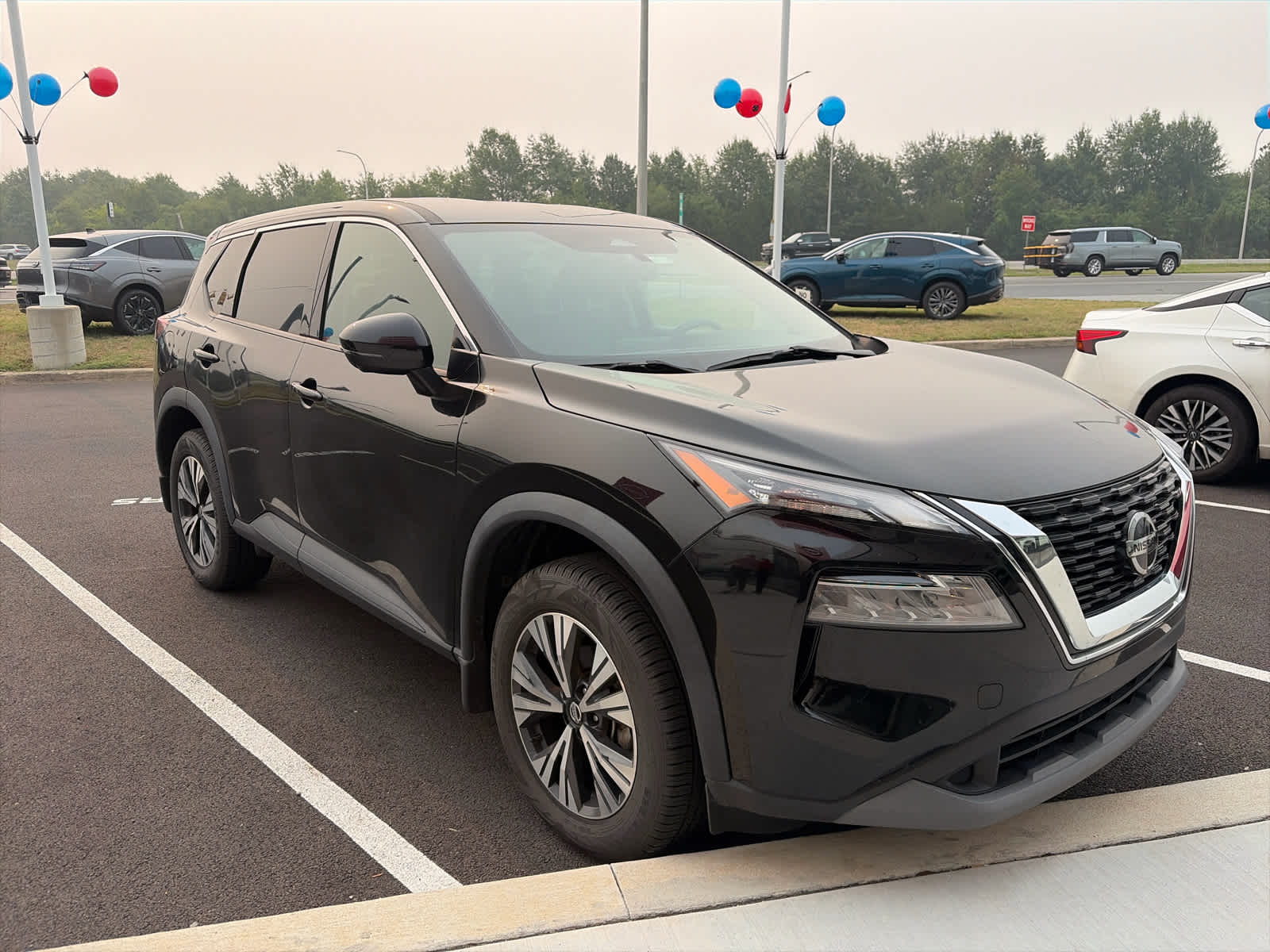 2021 Nissan Rogue SV - Super Black exterior view 3