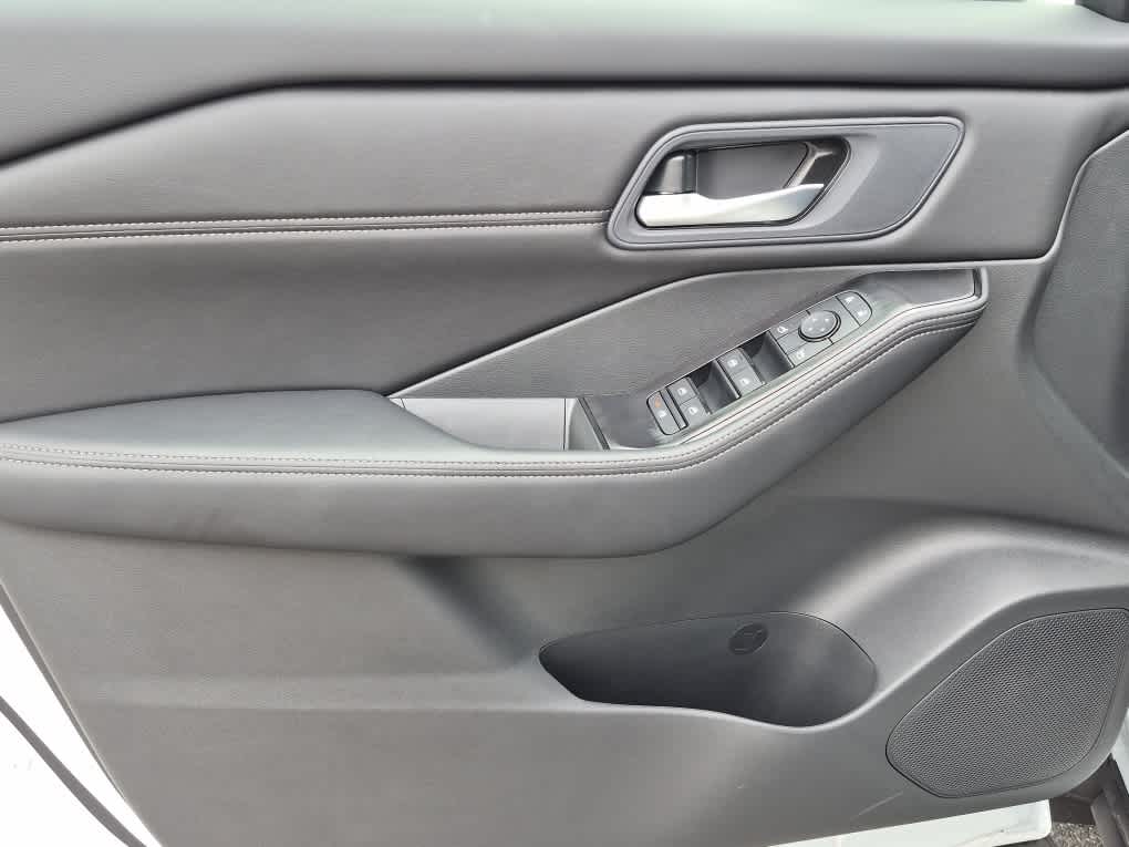 2026 Nissan Rogue Dark Armor - Everest White Pearl Tricoat exterior view 9