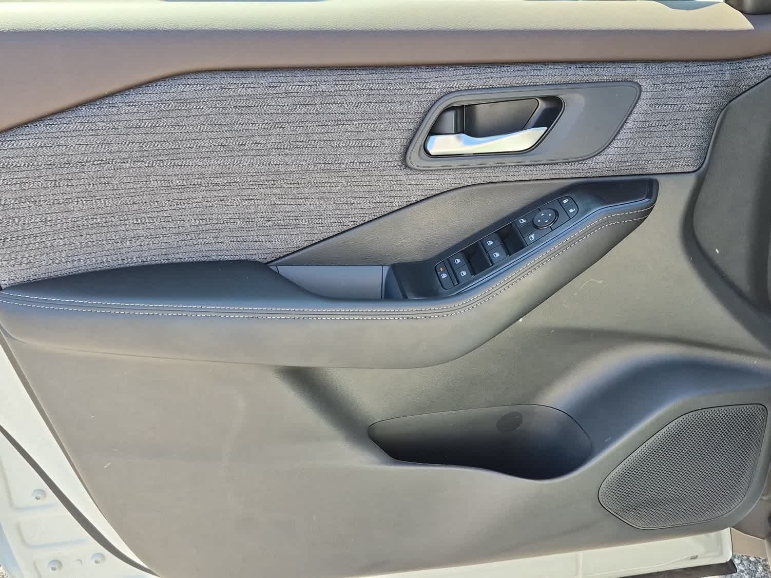 2023 Nissan Rogue SV - Pearl White Tricoat exterior view 9