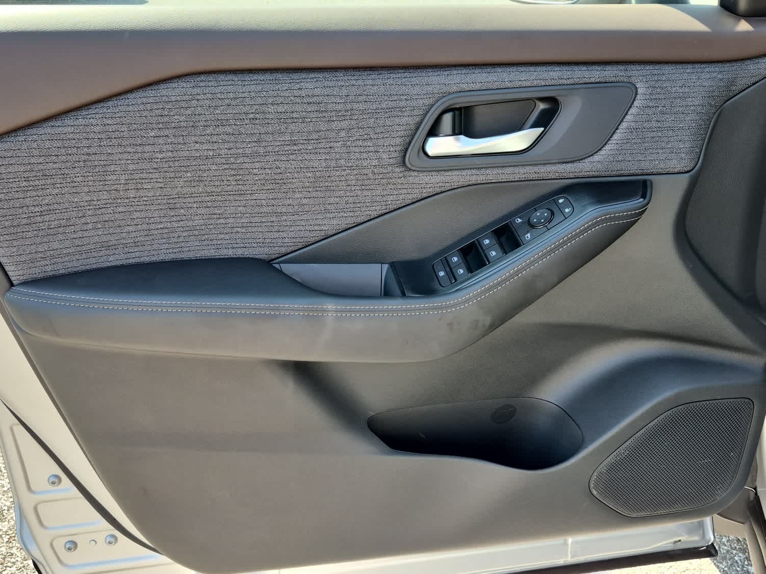 2023 Nissan Rogue SV - Brilliant Silver Metallic exterior view 9
