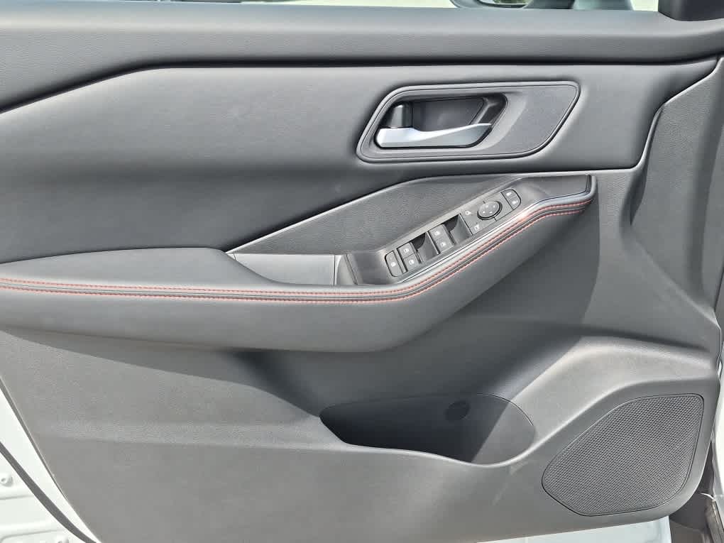 2026 Nissan Rogue Rock Creek - Everest White Pearl Tricoat exterior view 9