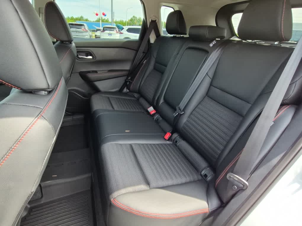 2026 Nissan Rogue Rock Creek - Everest White Pearl Tricoat exterior view 7