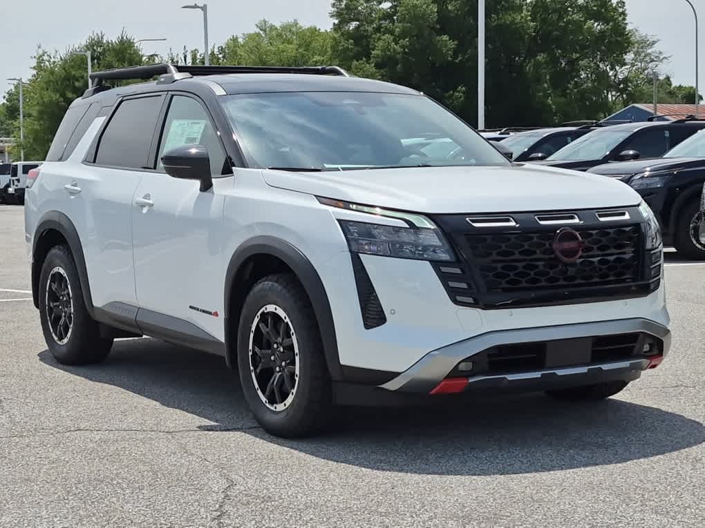 2026 Nissan Pathfinder Rock Creek - Everest White Pearl Tricoat/Super Black exterior view 2