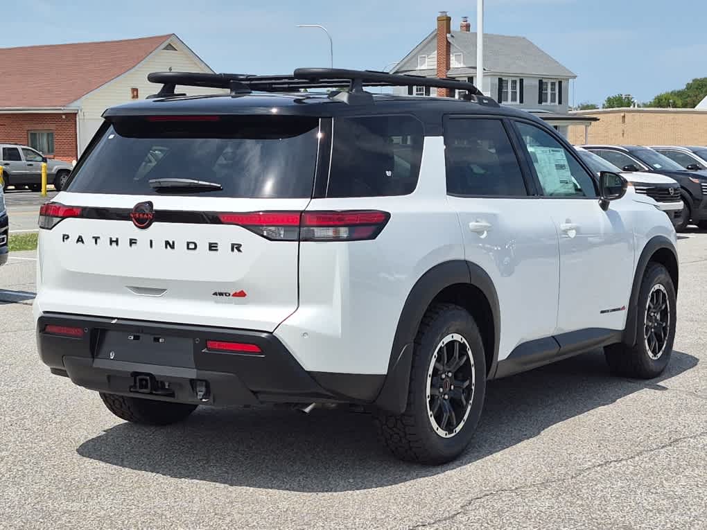 2026 Nissan Pathfinder Rock Creek - Everest White Pearl Tricoat/Super Black exterior view 3