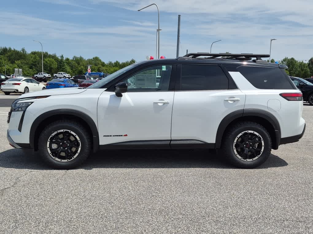 2026 Nissan Pathfinder Rock Creek - Everest White Pearl Tricoat/Super Black exterior view 5