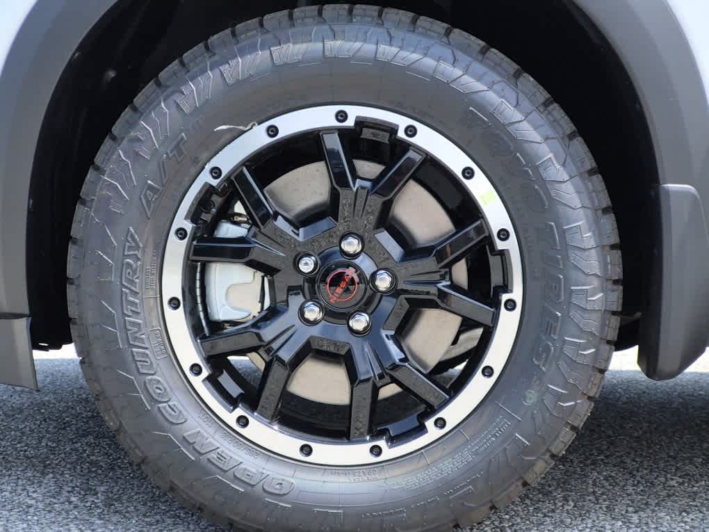 2026 Nissan Pathfinder Rock Creek - Everest White Pearl Tricoat/Super Black exterior view 6