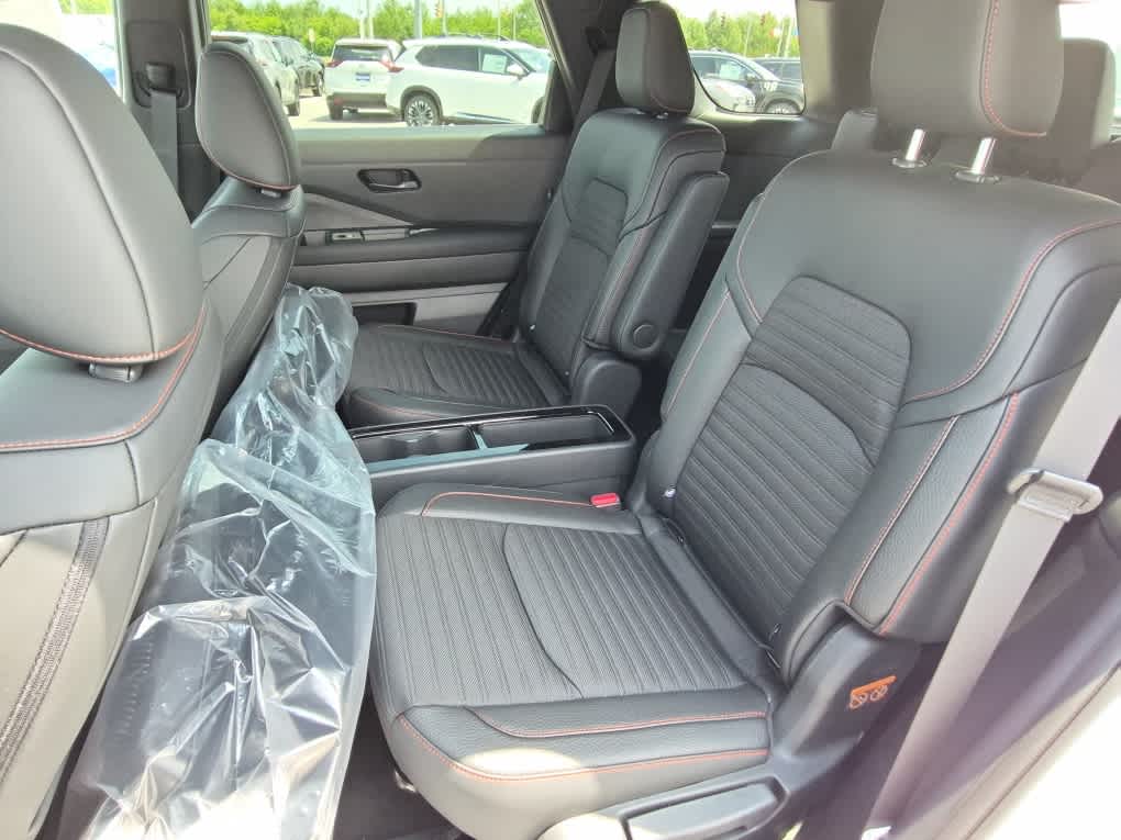 2026 Nissan Pathfinder Rock Creek - Everest White Pearl Tricoat/Super Black exterior view 8