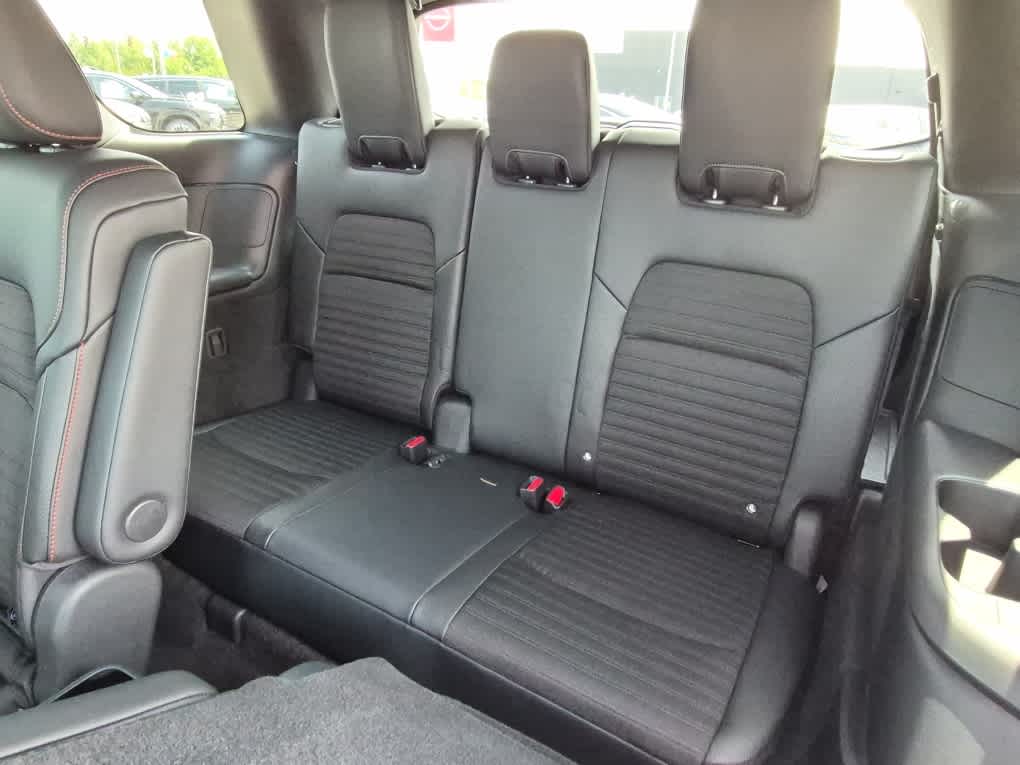 2026 Nissan Pathfinder Rock Creek - Everest White Pearl Tricoat/Super Black exterior view 7