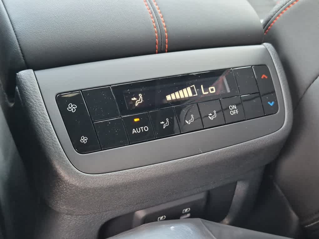 2026 Nissan Pathfinder Rock Creek - Everest White Pearl Tricoat/Super Black exterior view 9