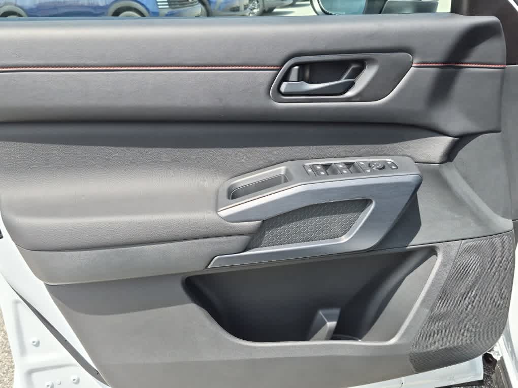 2026 Nissan Pathfinder Rock Creek - Everest White Pearl Tricoat/Super Black exterior view 11