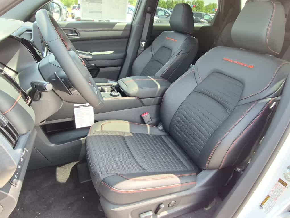 2026 Nissan Pathfinder Rock Creek - Everest White Pearl Tricoat/Super Black exterior view 12