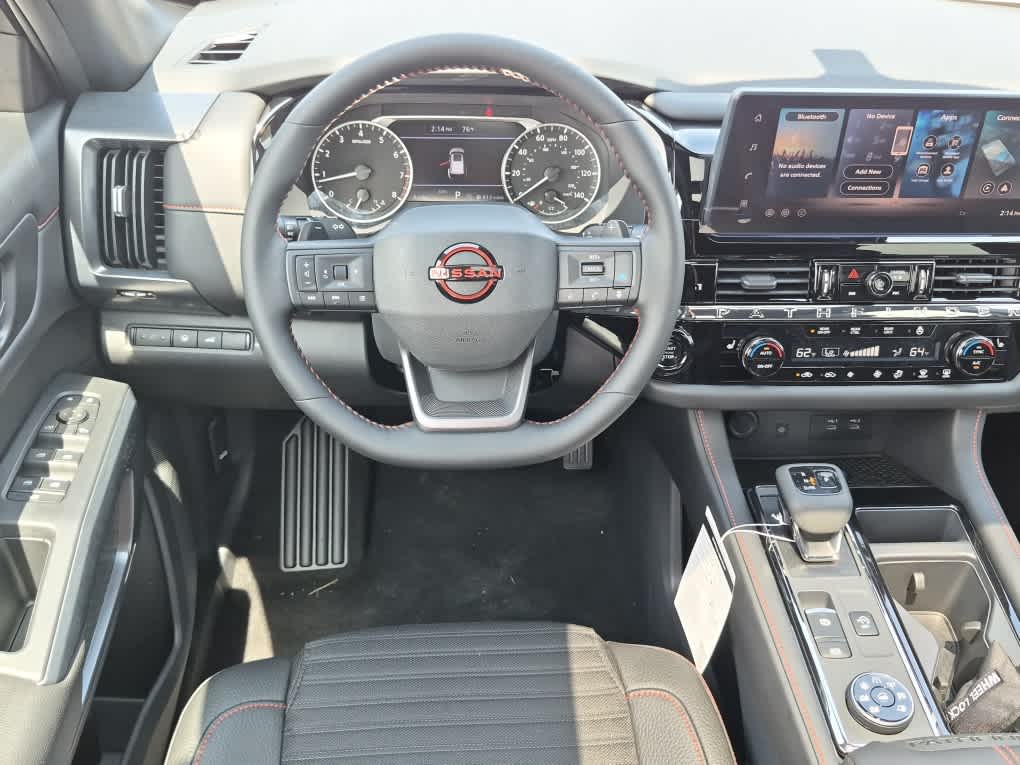 2026 Nissan Pathfinder Rock Creek - Everest White Pearl Tricoat/Super Black exterior view 10