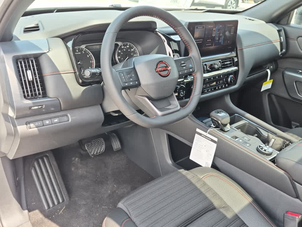 2026 Nissan Pathfinder Rock Creek - Everest White Pearl Tricoat/Super Black exterior view 13