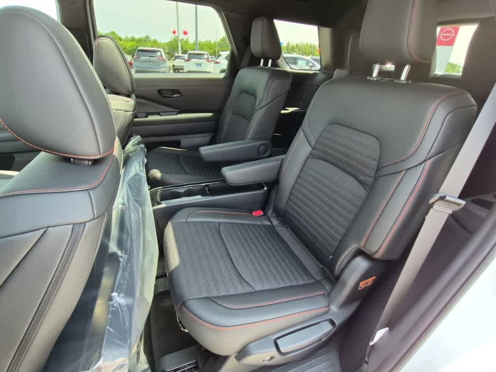 2026 Nissan Pathfinder Rock Creek - Everest White Pearl Tricoat exterior view 8