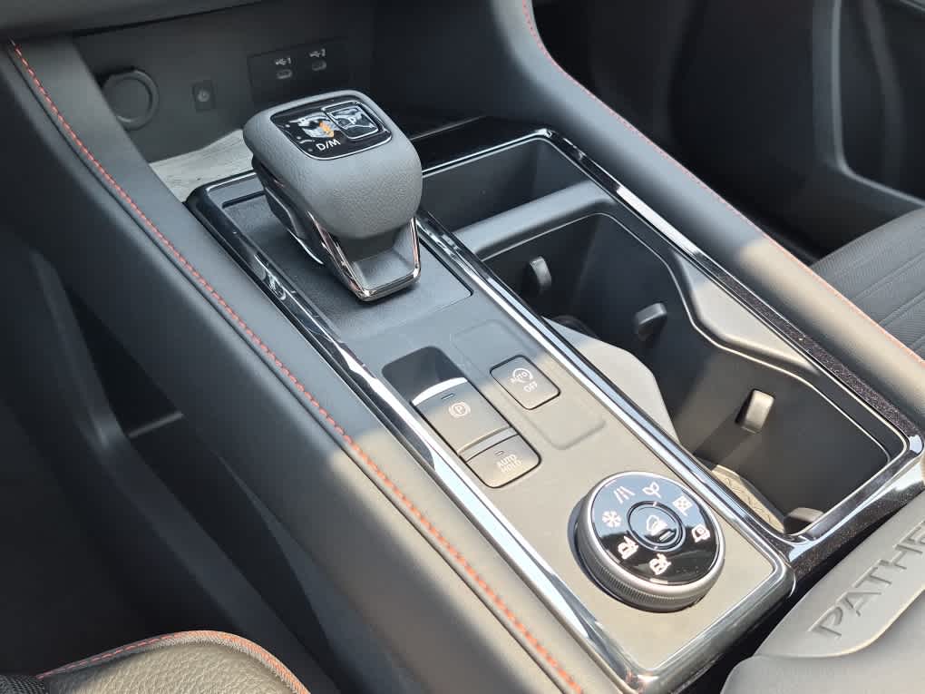 2026 Nissan Pathfinder Rock Creek - Everest White Pearl Tricoat exterior view 15