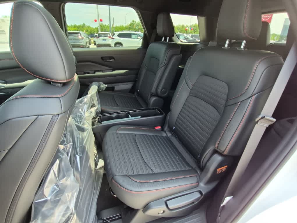 2026 Nissan Pathfinder Rock Creek - Everest White Pearl Tricoat exterior view 8
