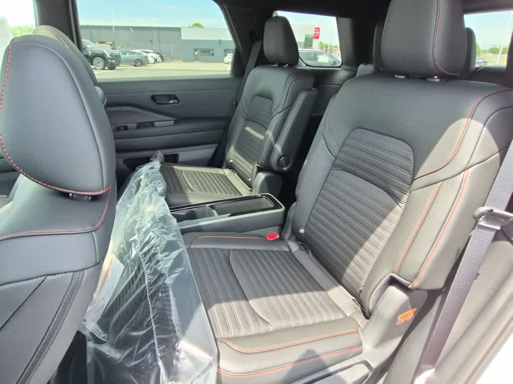 2026 Nissan Pathfinder Rock Creek - Everest White Pearl Tricoat exterior view 8