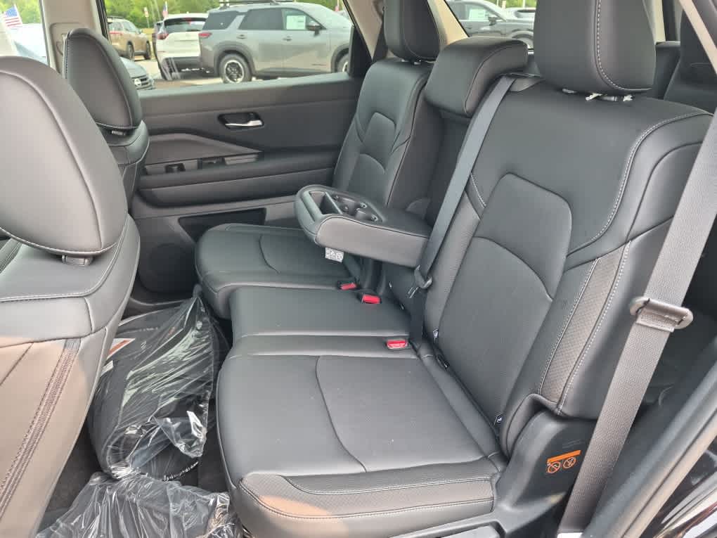 2026 Nissan Pathfinder SL - Super Black exterior view 8