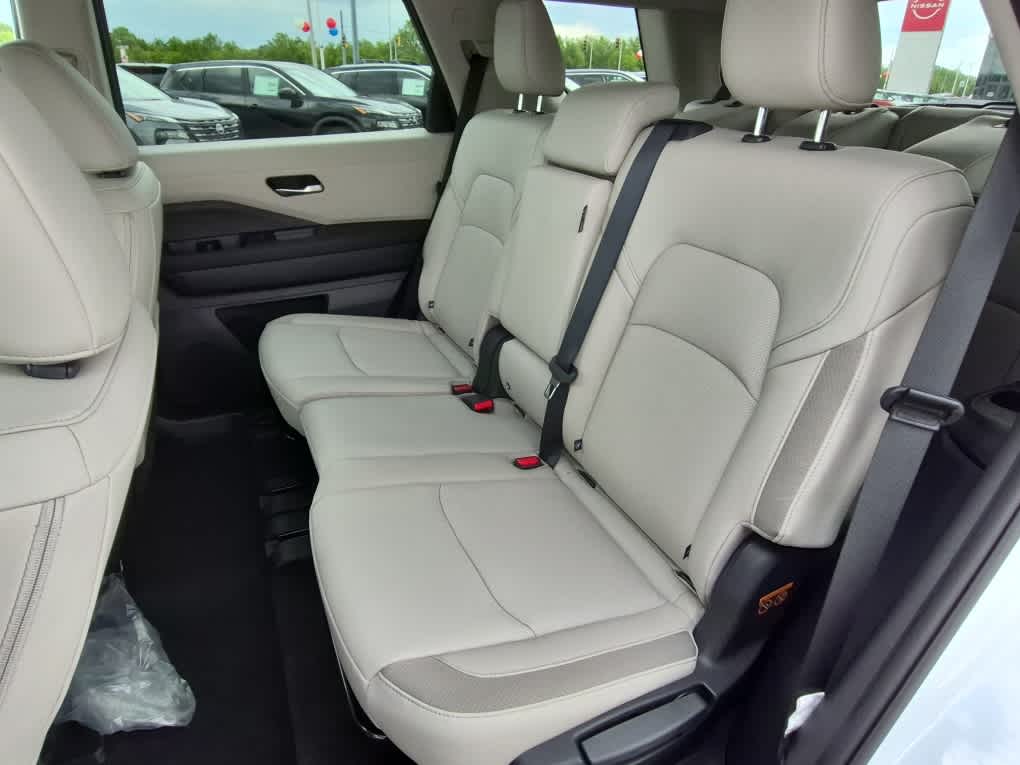 2026 Nissan Pathfinder SL - Everest White Pearl Tricoat exterior view 8
