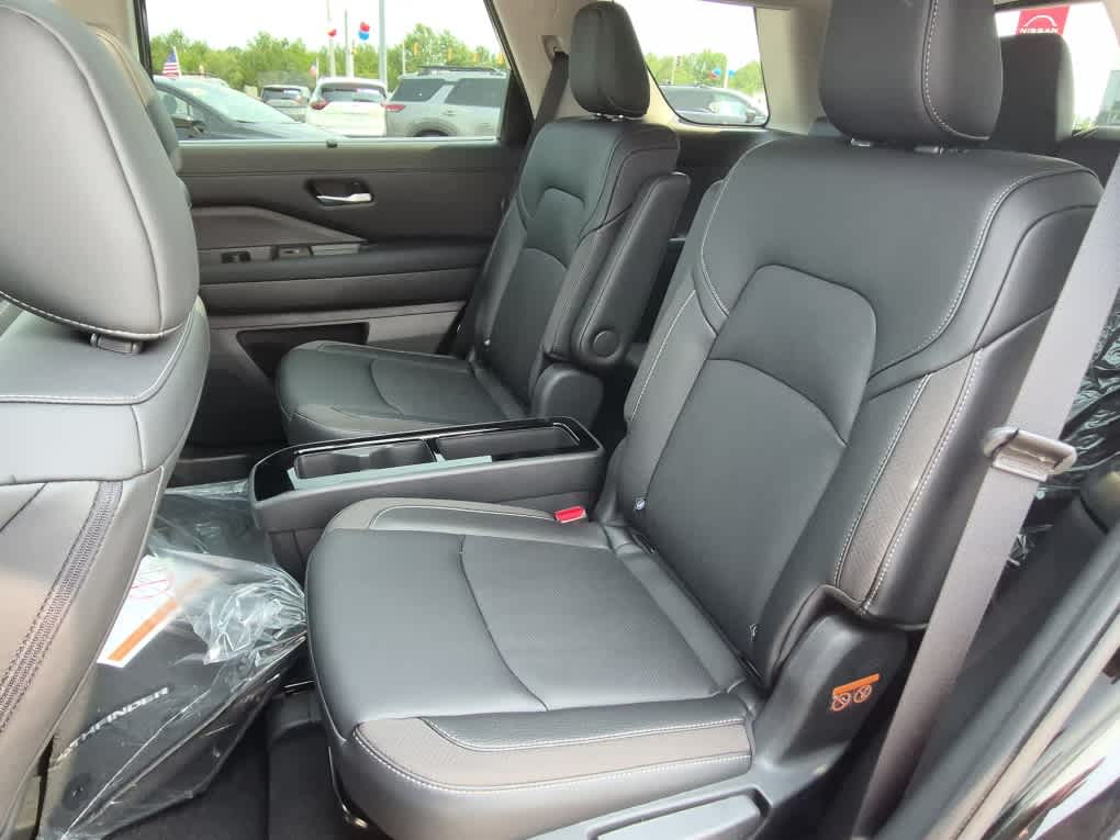 2026 Nissan Pathfinder SL - Super Black exterior view 8