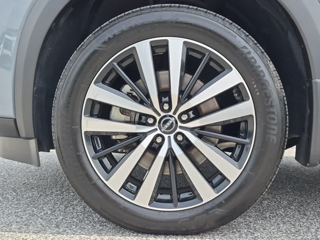2024 Nissan Pathfinder Platinum - Boulder Gray Pearl exterior view 6