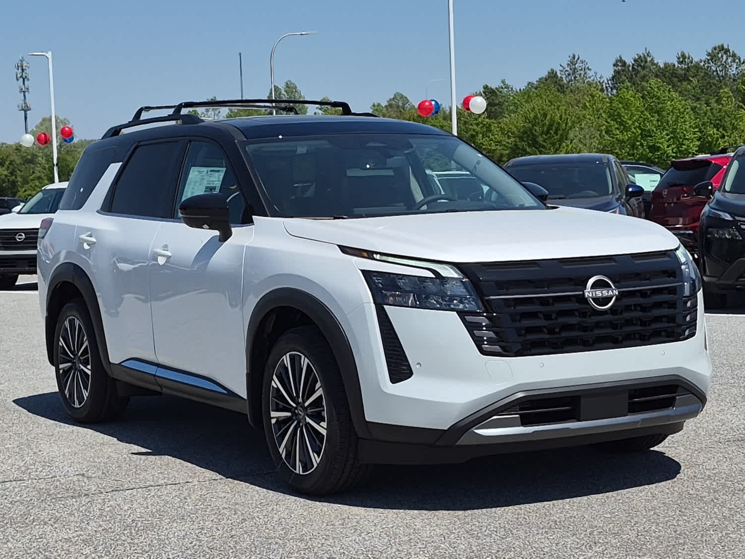 2026 Nissan Pathfinder Platinum - Everest White Pearl Tricoat/Super Black exterior view 2