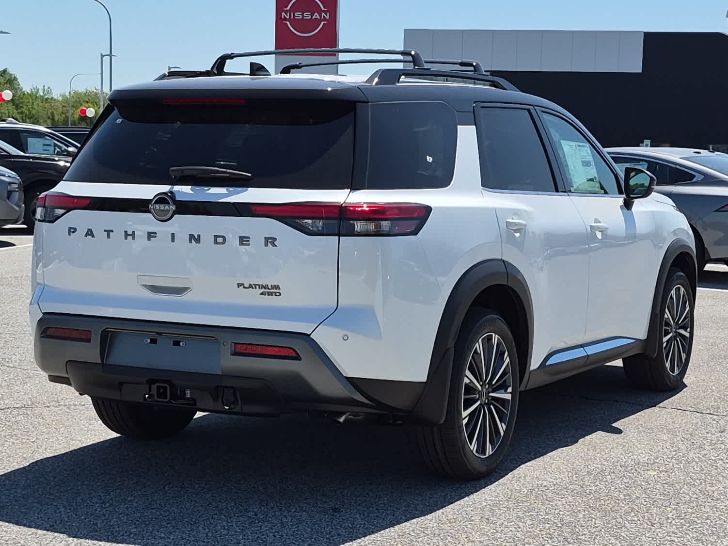 2026 Nissan Pathfinder Platinum - Everest White Pearl Tricoat/Super Black exterior view 3