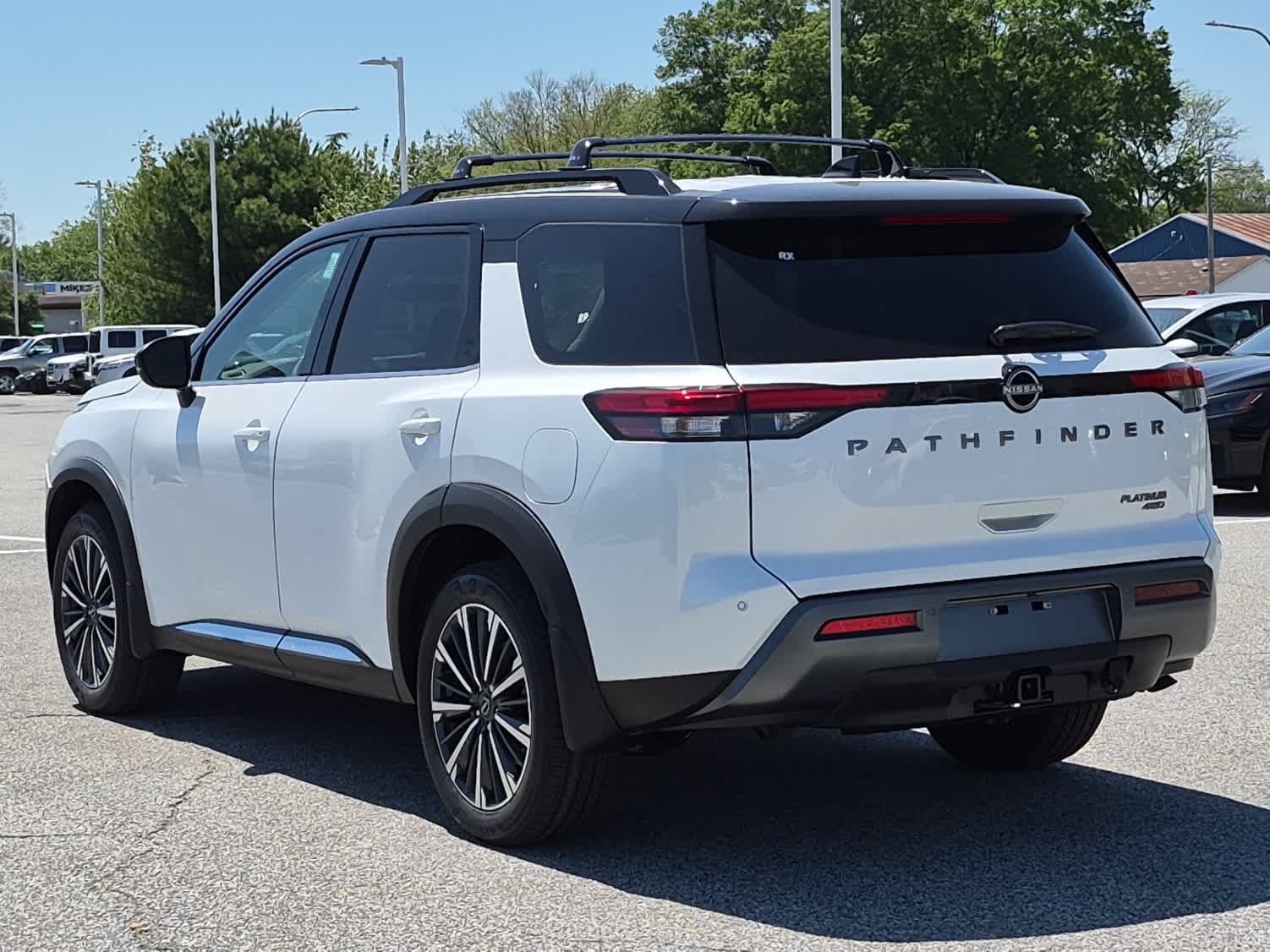2026 Nissan Pathfinder Platinum - Everest White Pearl Tricoat/Super Black exterior view 4