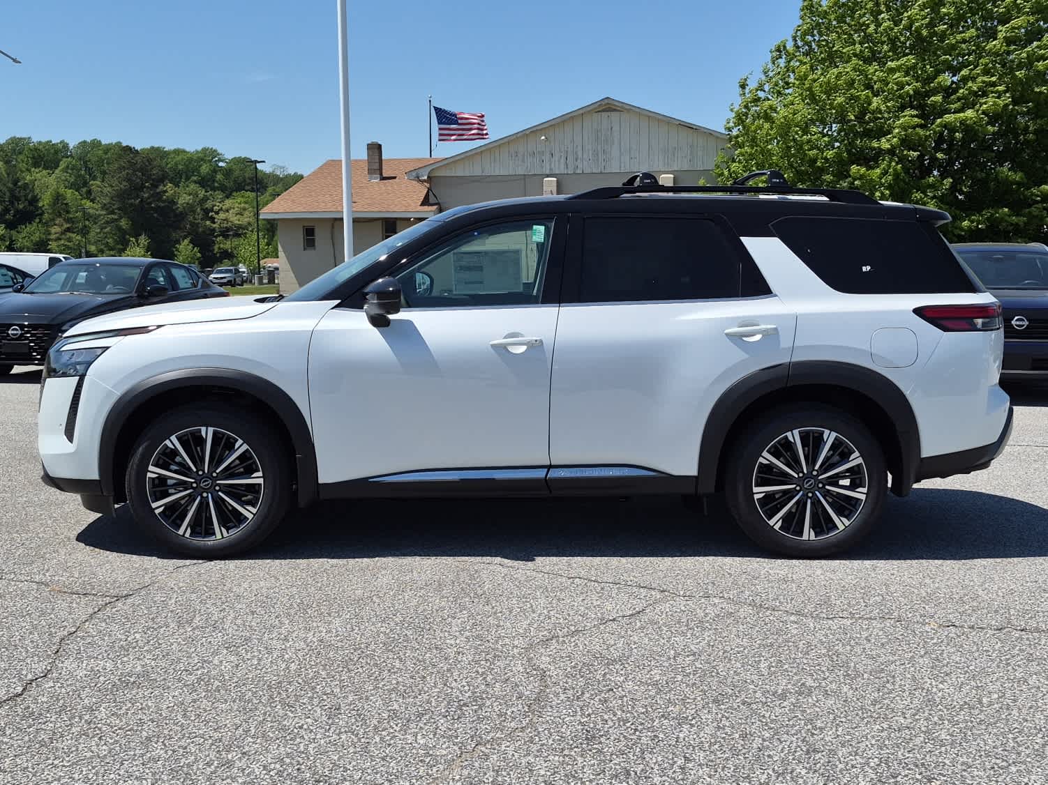 2026 Nissan Pathfinder Platinum - Everest White Pearl Tricoat/Super Black exterior view 5