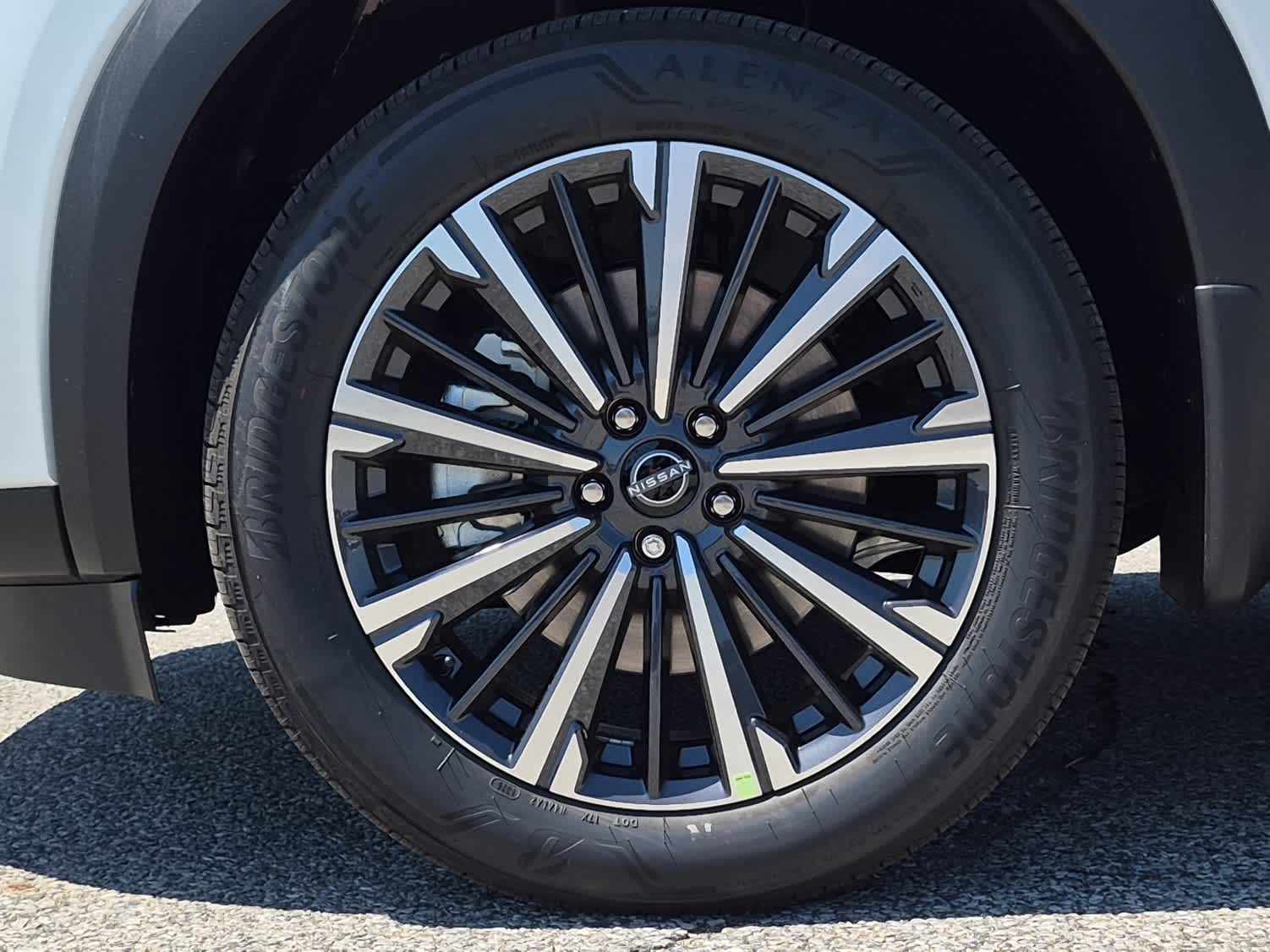 2026 Nissan Pathfinder Platinum - Everest White Pearl Tricoat/Super Black exterior view 6