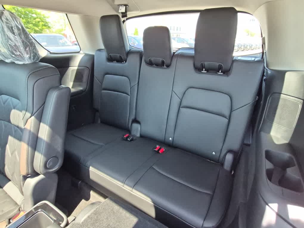 2026 Nissan Pathfinder Platinum - Everest White Pearl Tricoat/Super Black exterior view 7