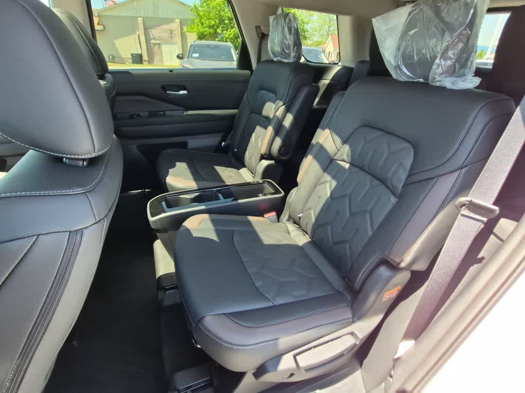 2026 Nissan Pathfinder Platinum - Everest White Pearl Tricoat/Super Black exterior view 8