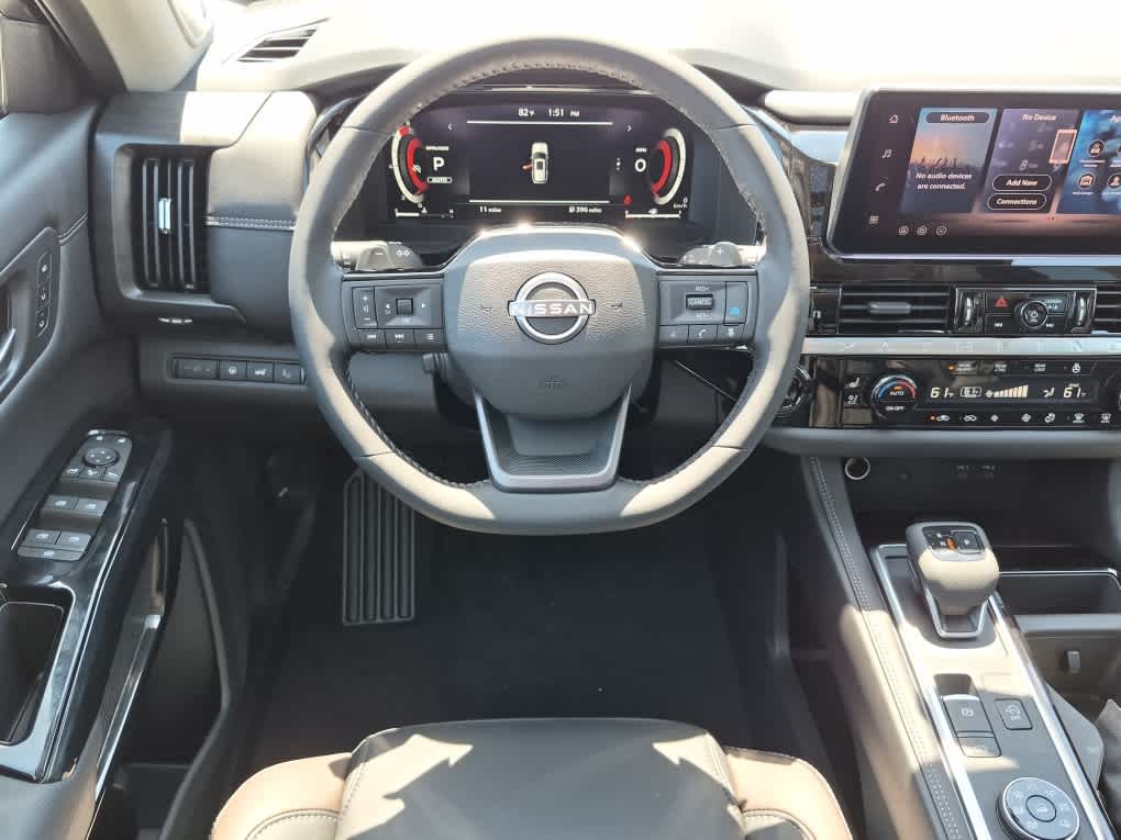 2026 Nissan Pathfinder Platinum - Everest White Pearl Tricoat/Super Black exterior view 10