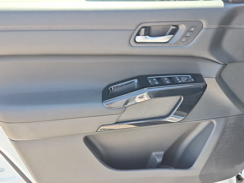 2026 Nissan Pathfinder Platinum - Everest White Pearl Tricoat/Super Black exterior view 11