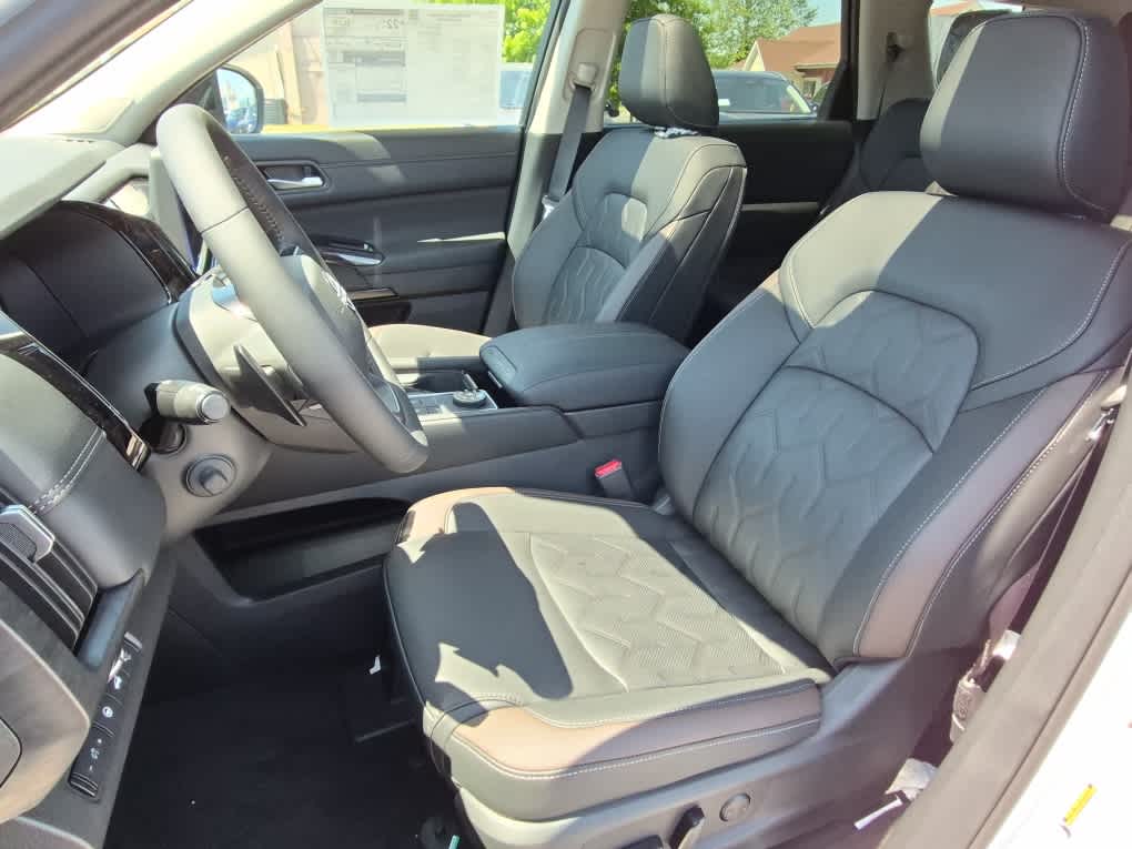 2026 Nissan Pathfinder Platinum - Everest White Pearl Tricoat/Super Black exterior view 12