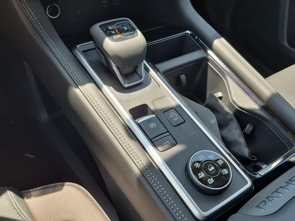 2026 Nissan Pathfinder Platinum - Everest White Pearl Tricoat/Super Black exterior view 15