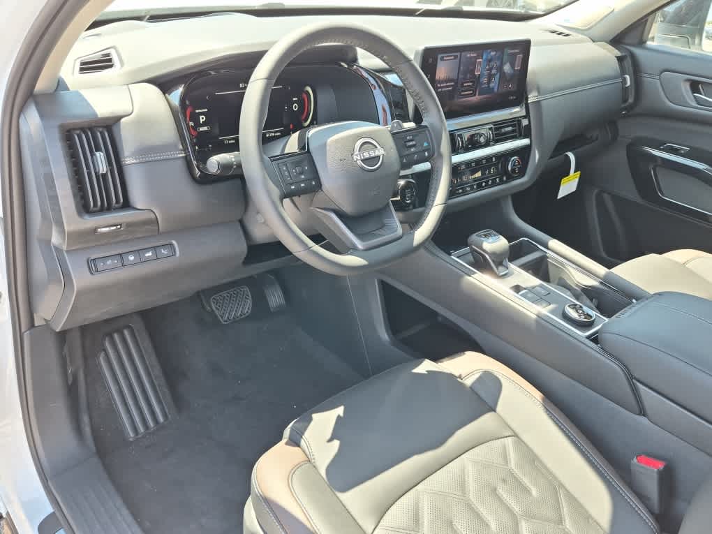 2026 Nissan Pathfinder Platinum - Everest White Pearl Tricoat/Super Black exterior view 13