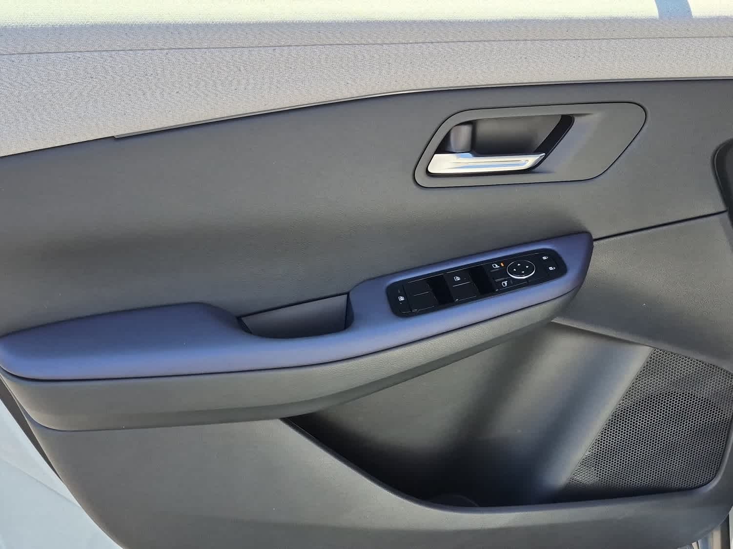 2026 Nissan LEAF SV+ - Everest White Pearl Tricoat/Black exterior view 9