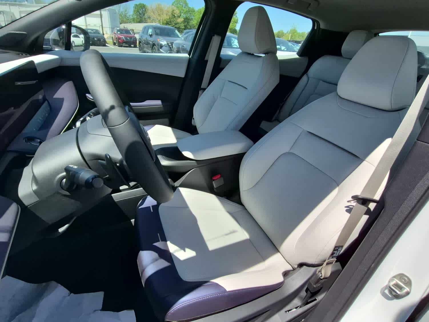2026 Nissan LEAF SV+ - Everest White Pearl Tricoat/Black exterior view 10