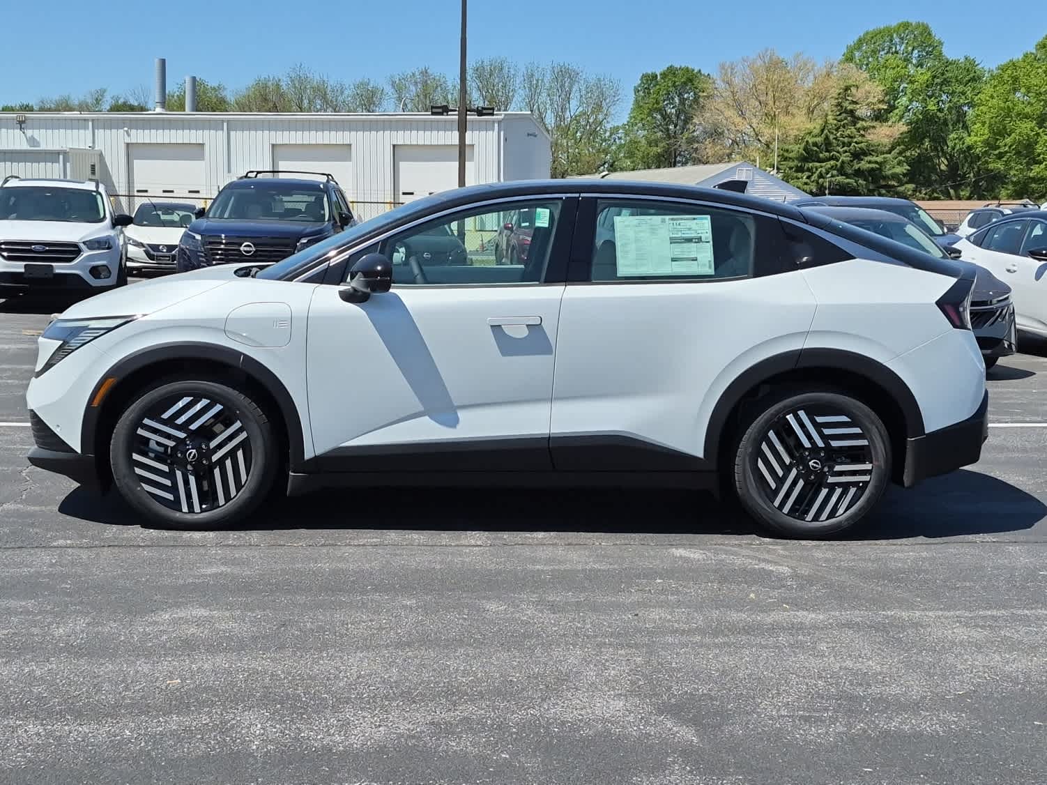 2026 Nissan LEAF SV+ - Everest White Pearl Tricoat/Black exterior view 5