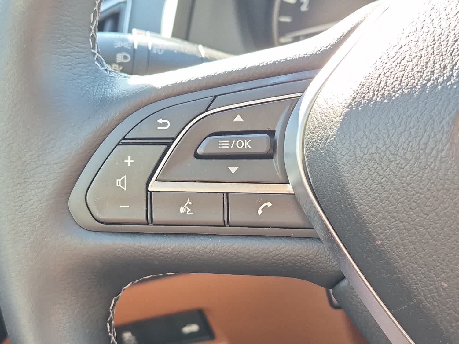 2023 INFINITI Q50 LUXE - Majestic White exterior view 18