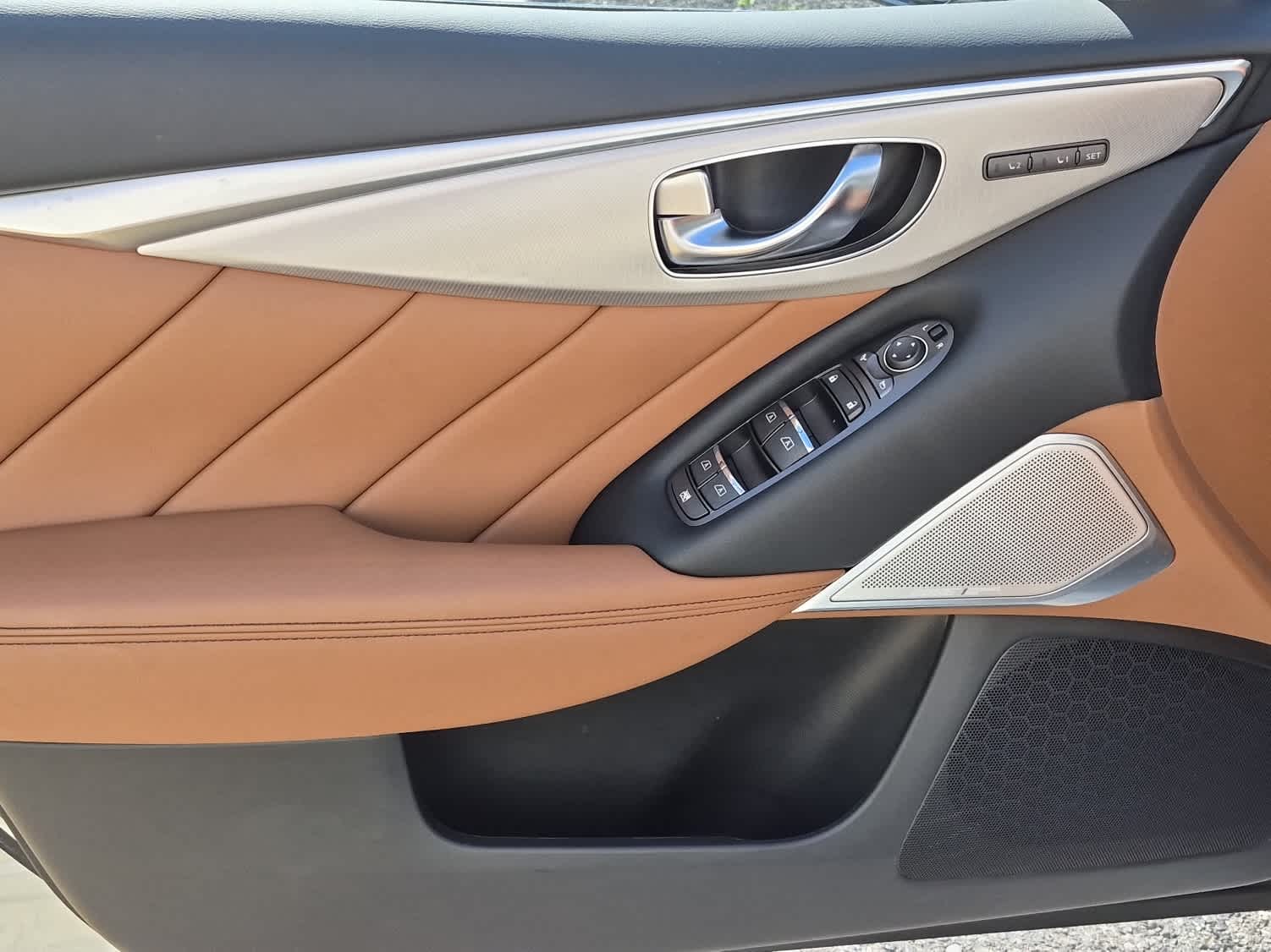 2023 INFINITI Q50 LUXE - Majestic White exterior view 9