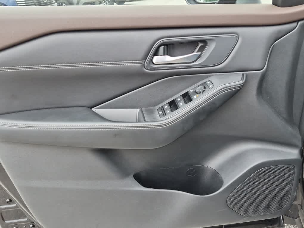 2023 Nissan Rogue SV - Super Black exterior view 9