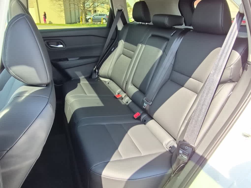 2026 Nissan Rogue Dark Armor - Everest White Pearl Tricoat exterior view 7