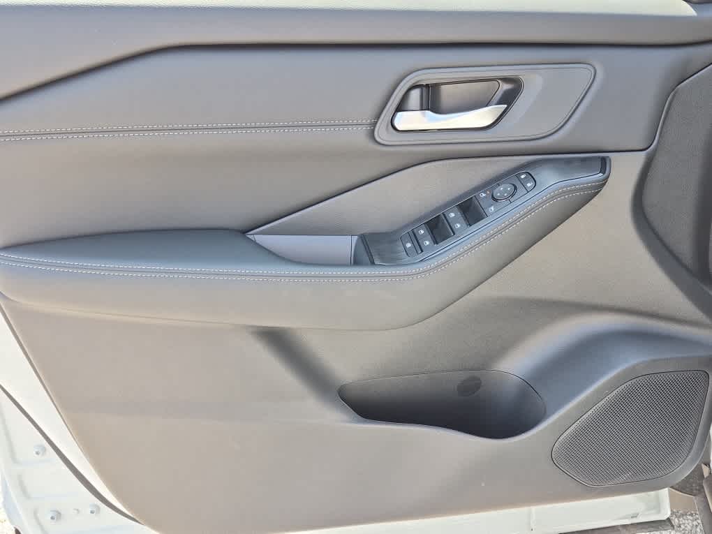 2026 Nissan Rogue Dark Armor - Everest White Pearl Tricoat exterior view 9