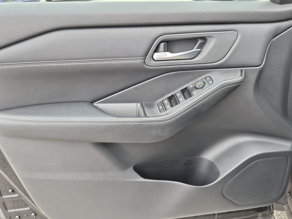 2024 Nissan Rogue SV - Super Black exterior view 9