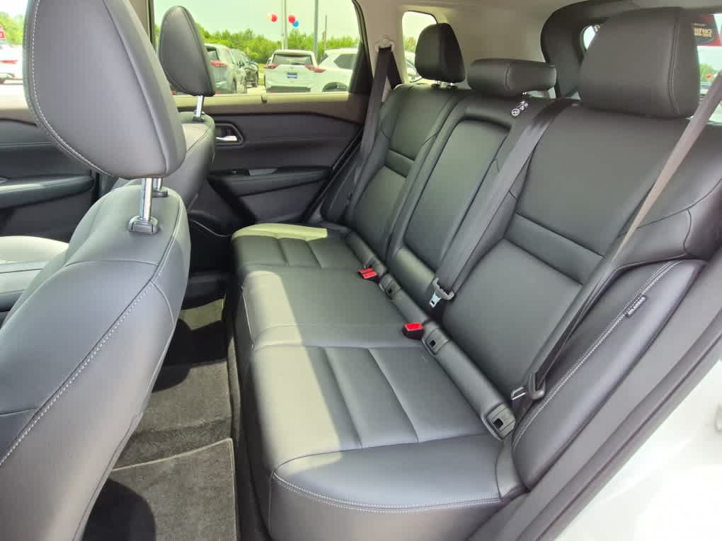 2023 Nissan Rogue SL - Pearl White Tricoat/Super Black exterior view 7